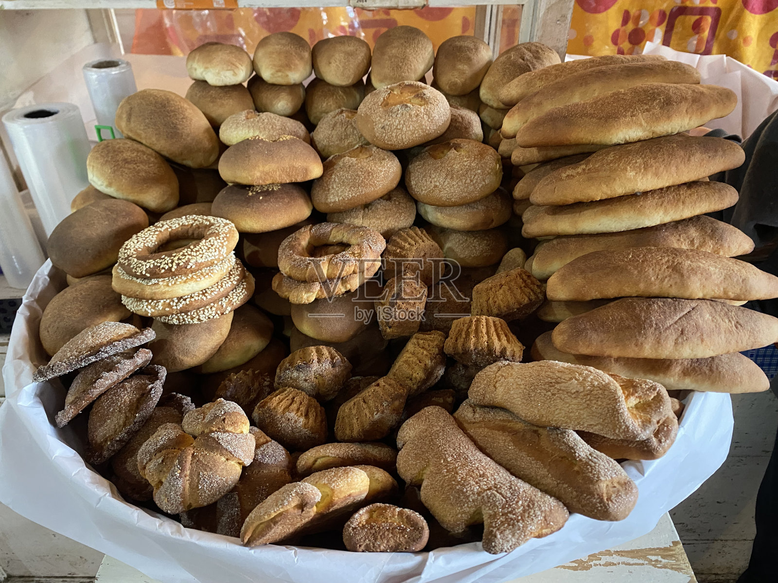 市场摆摊卖各种面包照片摄影图片