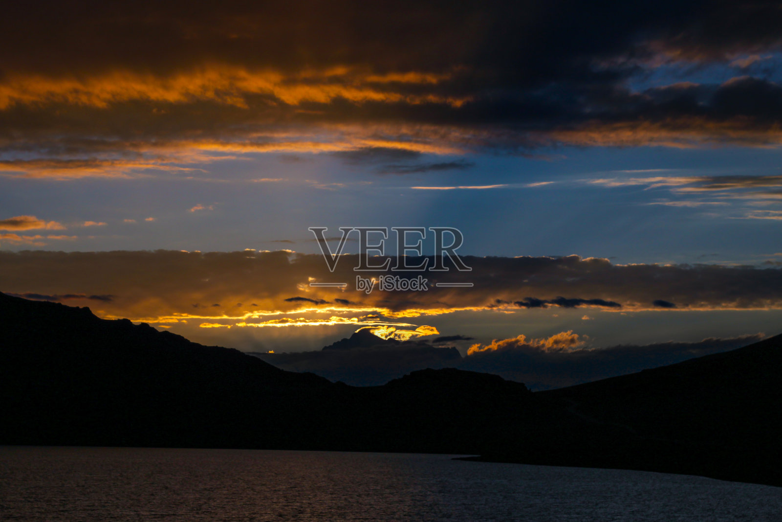 美丽的湖景，以山为背景，雪山倒影在湖中照片摄影图片