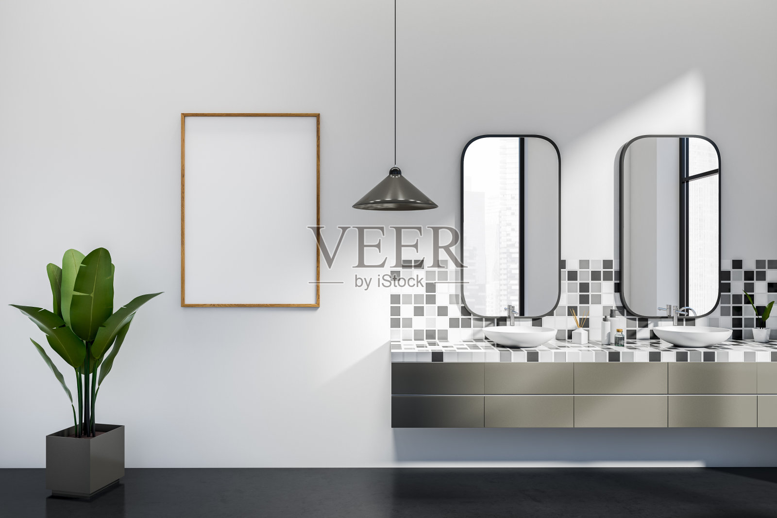 明亮的浴室内部的正面视图与空白的白色海报照片摄影图片