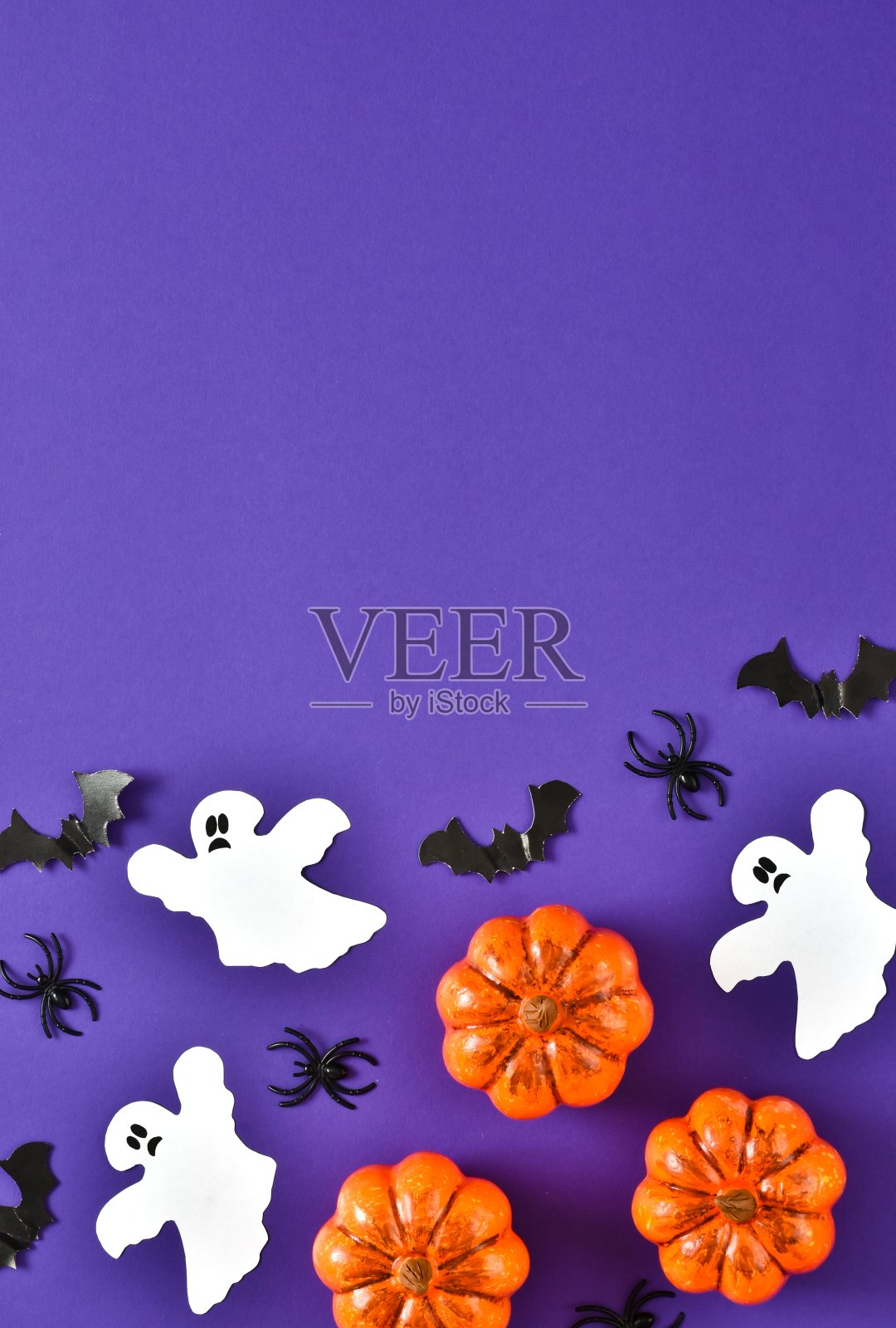 快乐的万圣节平铺构图与南瓜，幽灵，蜘蛛，蝙蝠非常peri紫色的背景照片摄影图片