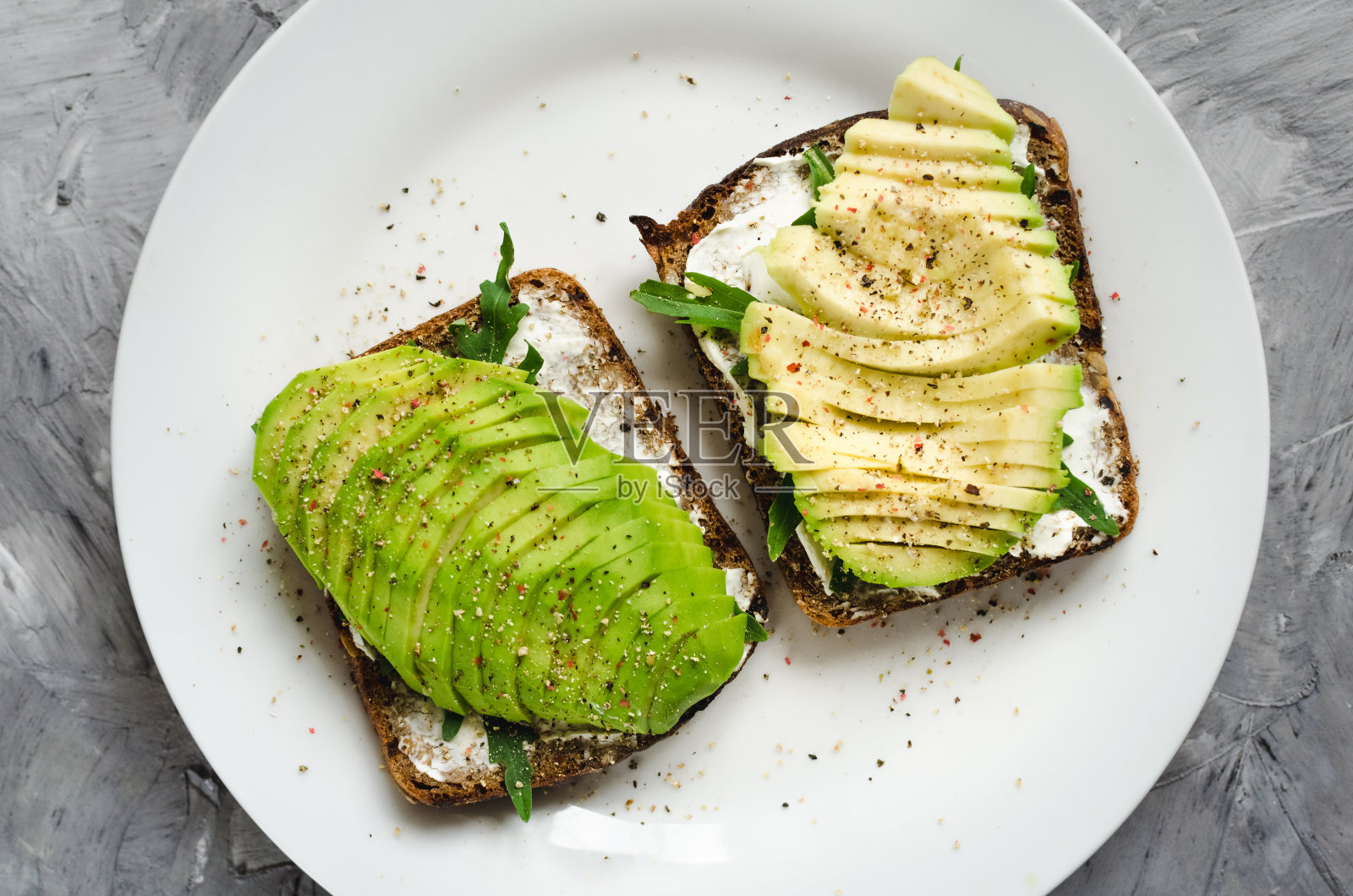 黑麦面包上的牛油果吐司照片摄影图片