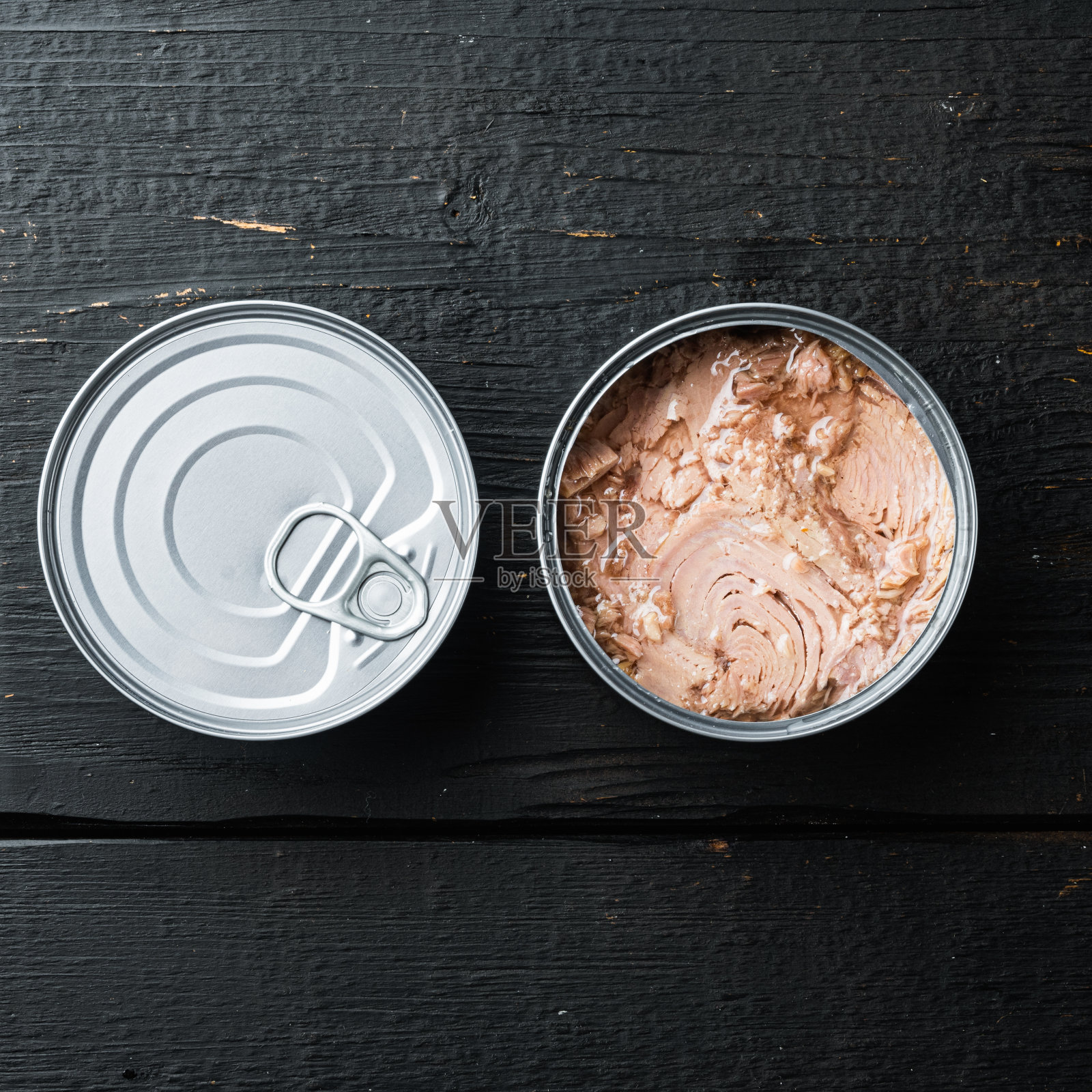 罐装无大豆长鳍白肉金枪鱼，在锡罐，在黑色木制桌子背景，俯视图平铺，方形格式照片摄影图片