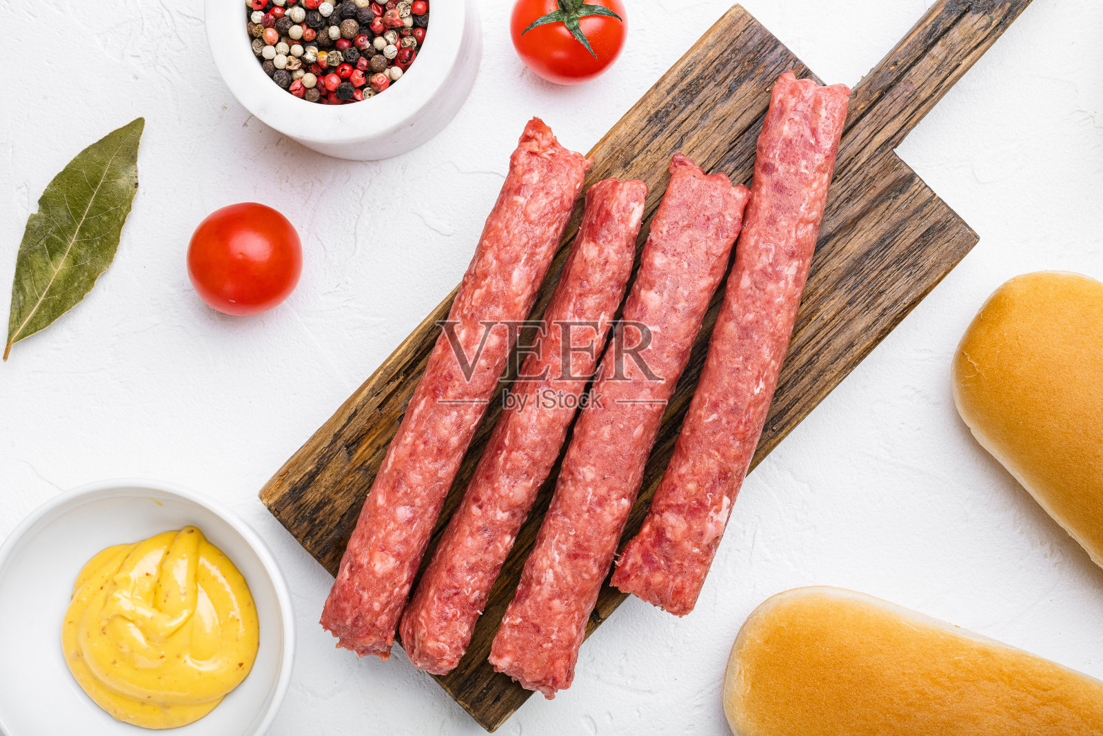 新鲜制作的生品种肉肠，在白色的石头桌子背景，俯视图平放照片摄影图片