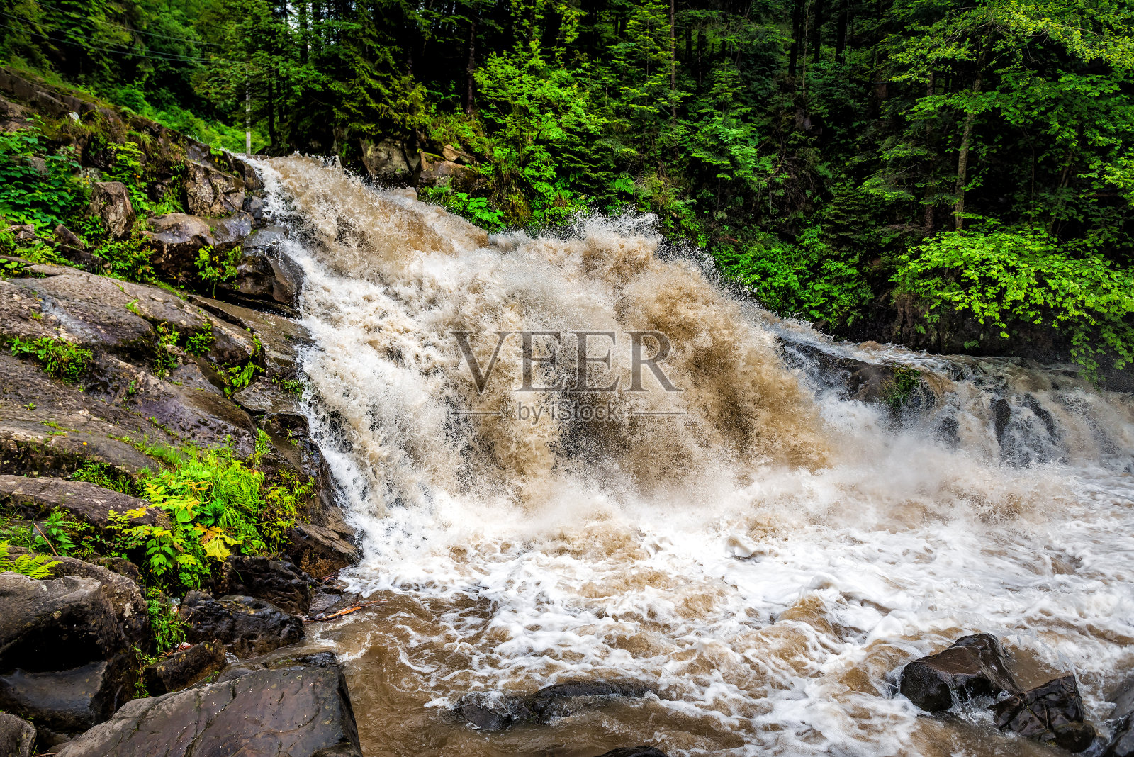 雨后咆哮的瀑布照片摄影图片