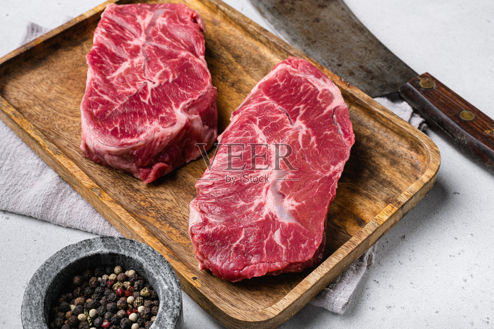 肩顶刀片牛肉切肉，灰色混凝土台面背景照片摄影图片