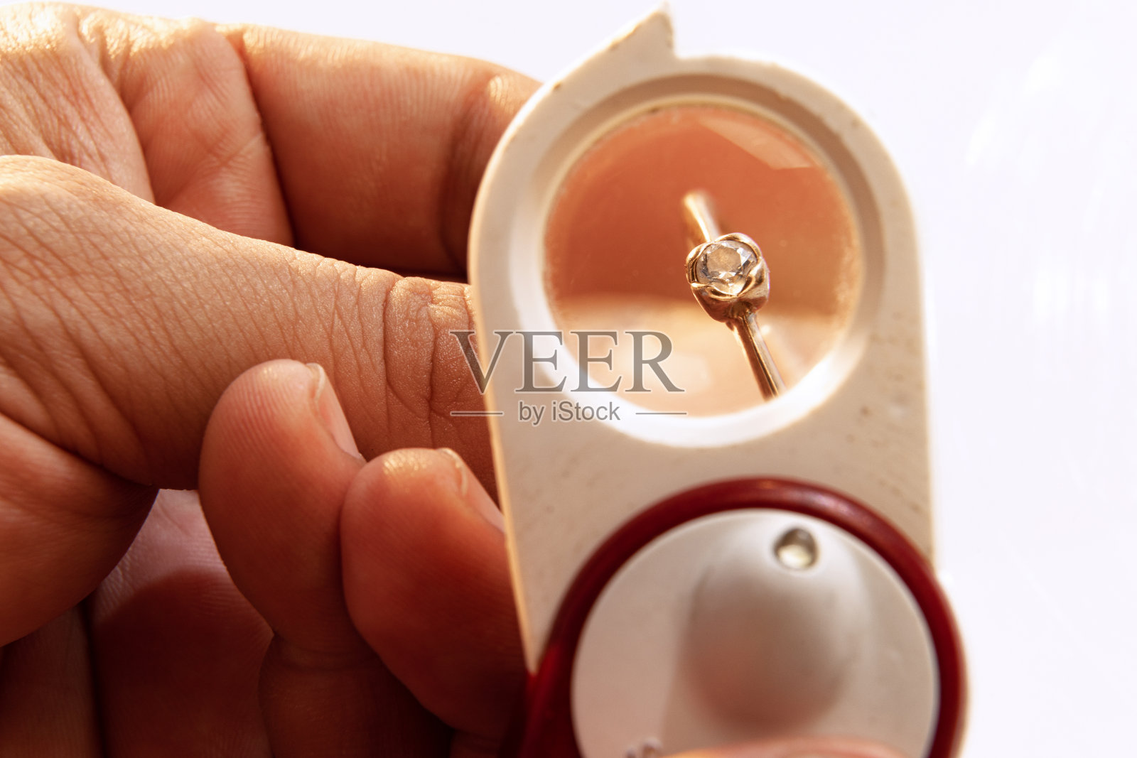 使用专用设备进行手表维修。用工作工具仔细观察钟表匠的手。概念复古复古的机制，工作，工作，广告照片摄影图片