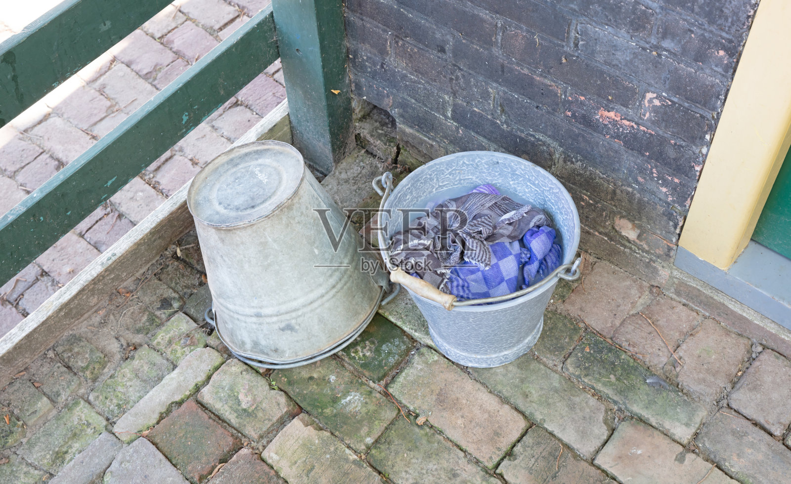 一个装满衣服的金属桶的特写照片摄影图片