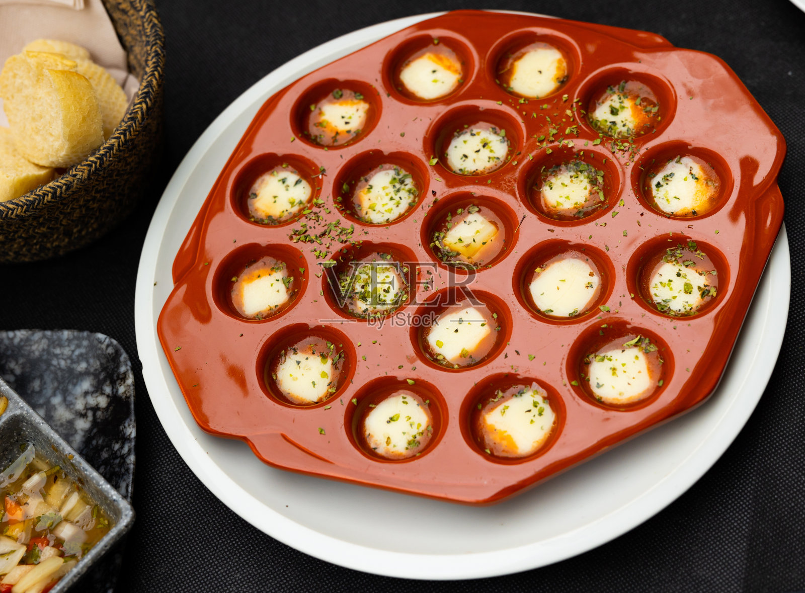 美味的波萝伏洛干酪在模具中。配面包和腌菜。乌拉圭菜照片摄影图片