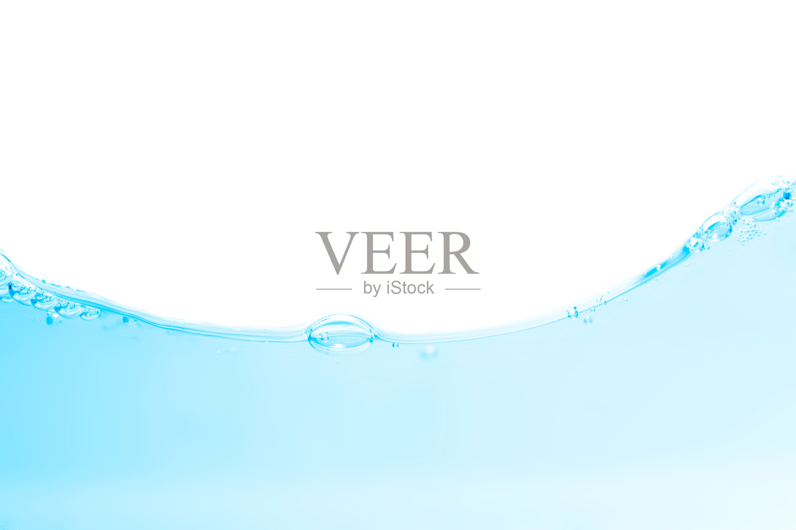 蓝色清澈的水花洒在白色的背景上。照片摄影图片