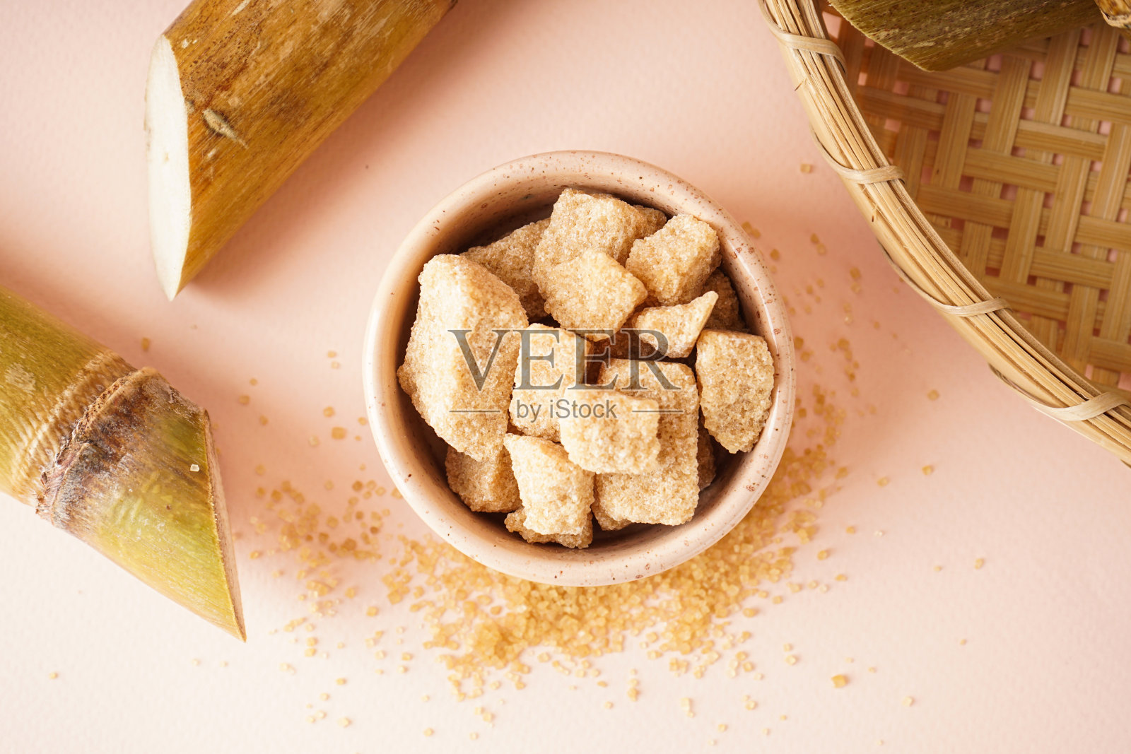 白砂糖，米色背景的甘蔗，俯视图。照片摄影图片