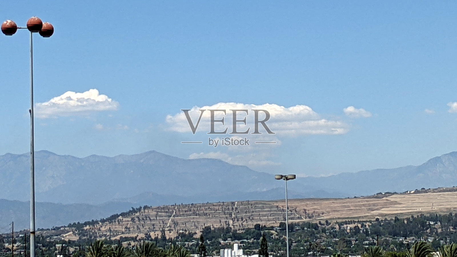 远处奇怪的云形状照片摄影图片