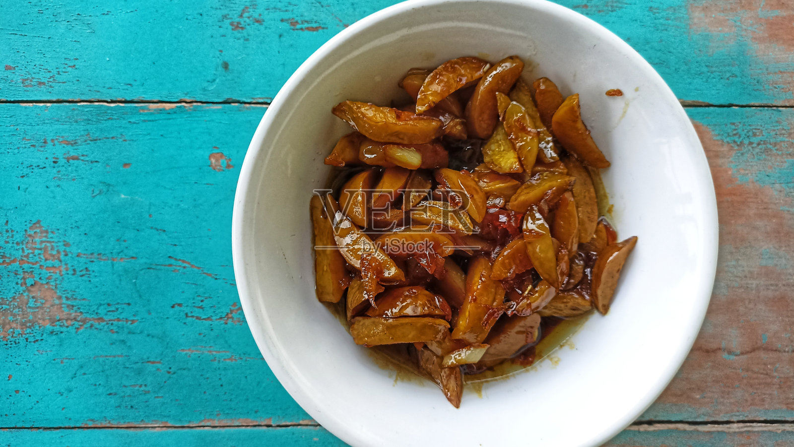 京kol kecap或油炸狗肉。传统的印尼美食;炸丸子，葱，蒜，糖，番茄酱和盐。通常和米饭一起吃的美味佳肴照片摄影图片