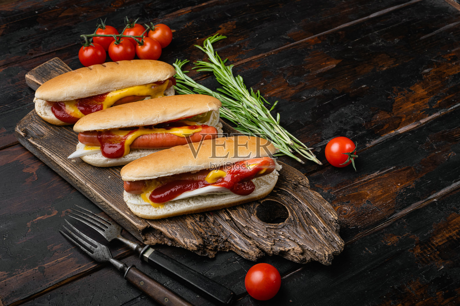 美味的热狗，在古老的深色木桌背景上，有文本的复制空间照片摄影图片