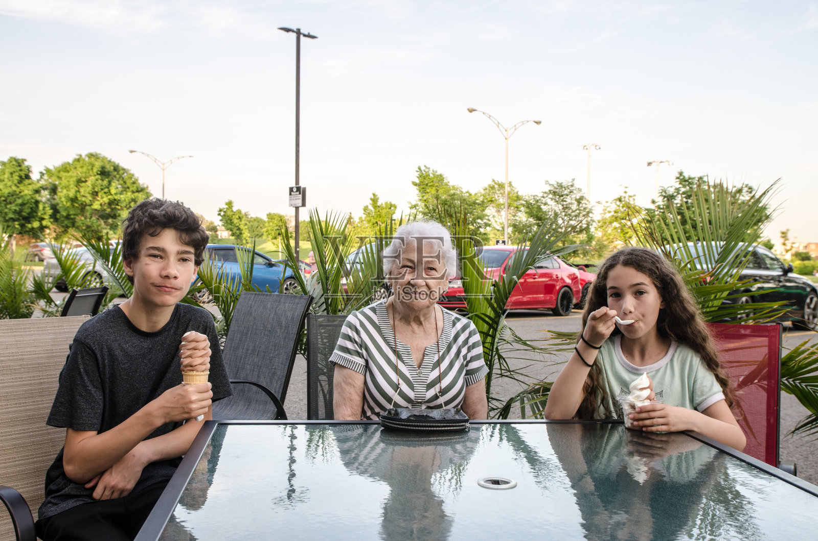 青少年在吃软冰淇淋照片摄影图片