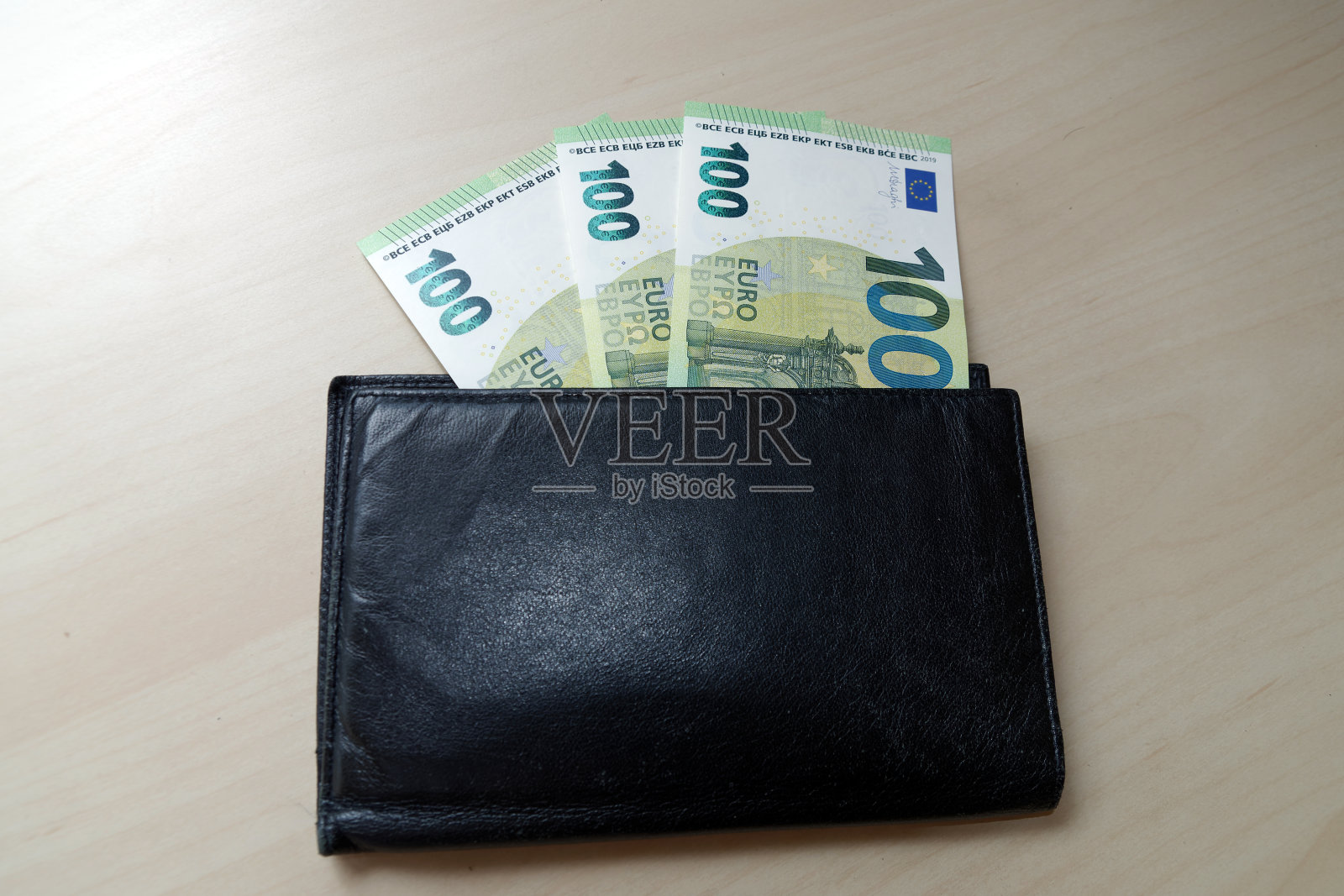 从棕色钱包里能看到300欧元的钞票照片摄影图片