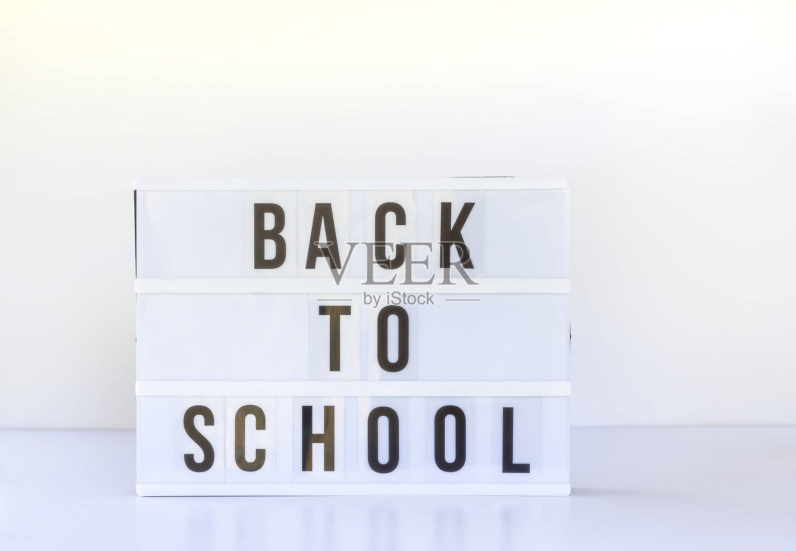 回到学校背景。照片摄影图片