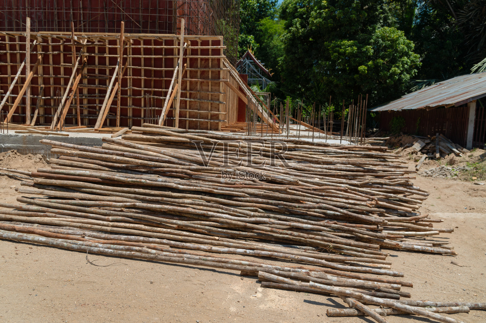 尤加利木用于支撑建筑中的劳动力和材料，尤加利木用于支撑建筑中的劳动力和材料。照片摄影图片