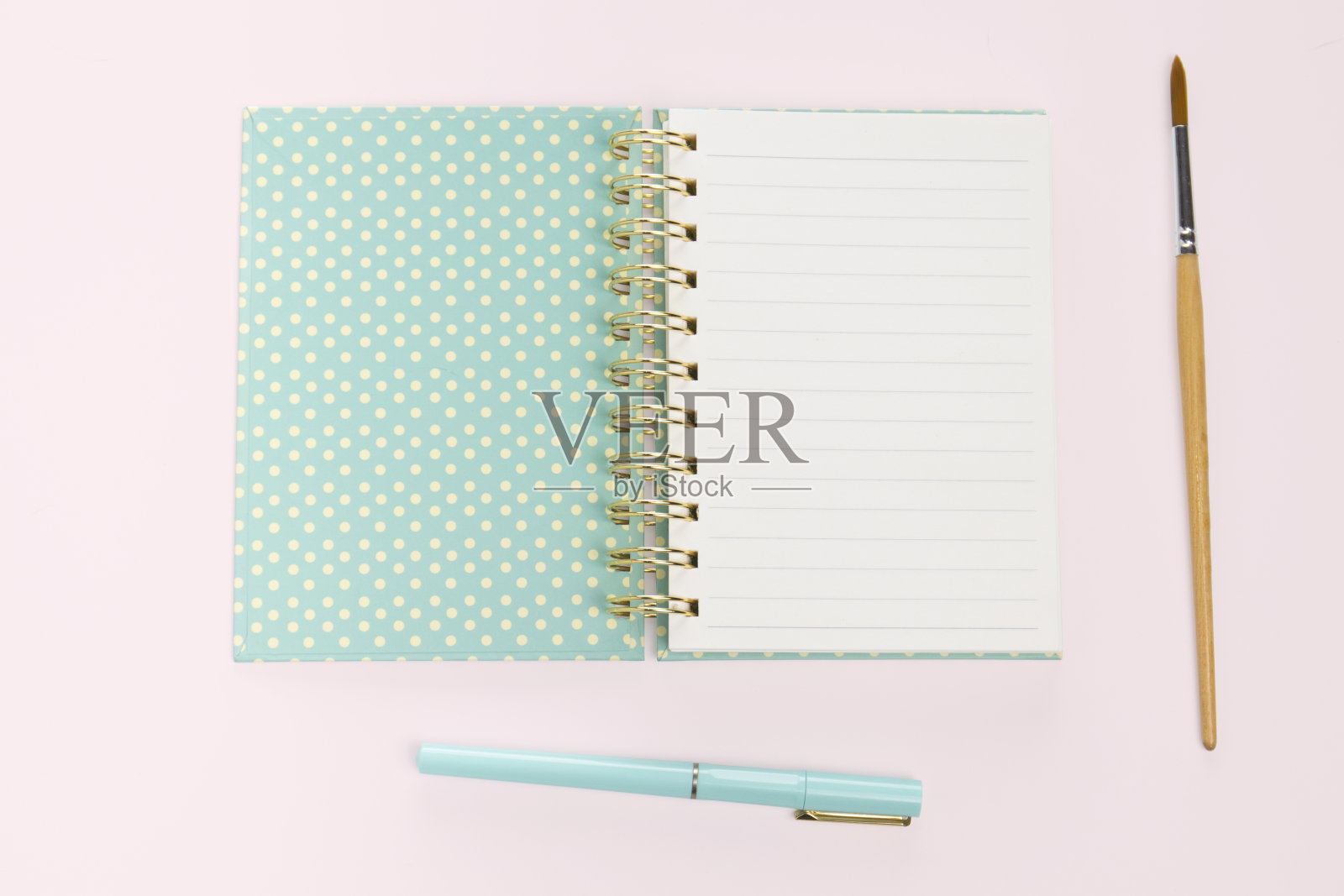 平铺书籍和文具照片摄影图片