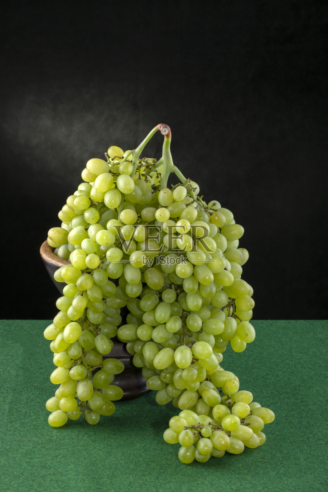 一大串成熟的苏丹红葡萄照片摄影图片