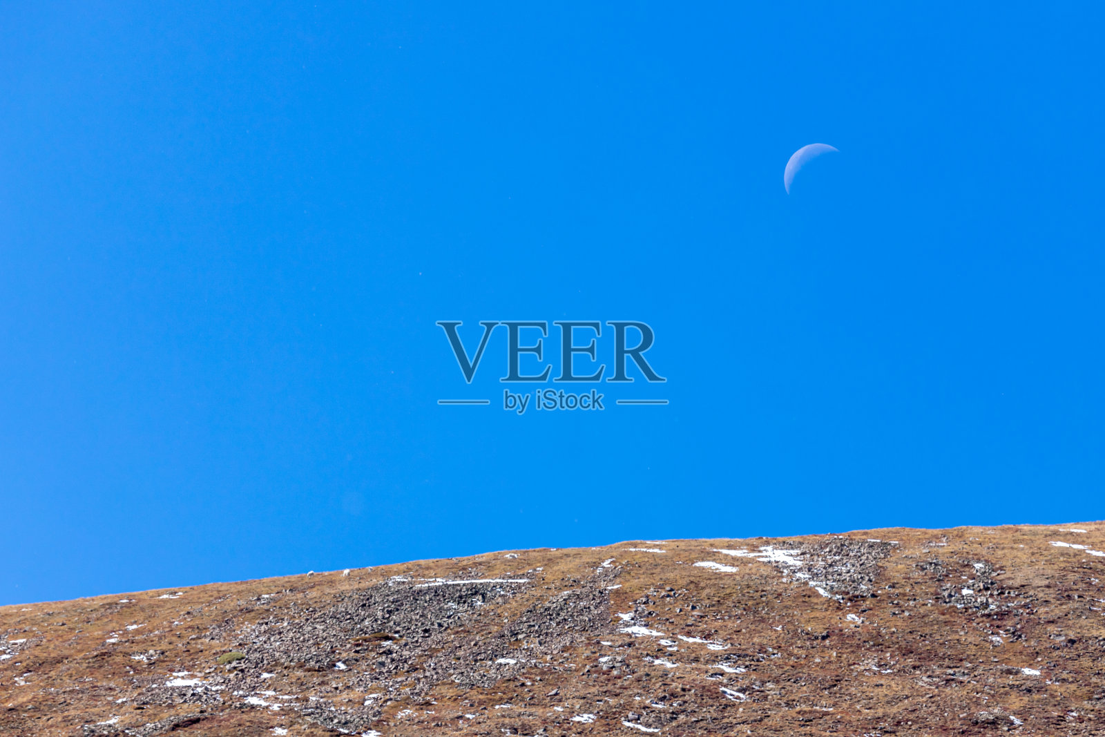 落基山脉山谷附近的银羽，科罗拉多州与月亮照片摄影图片