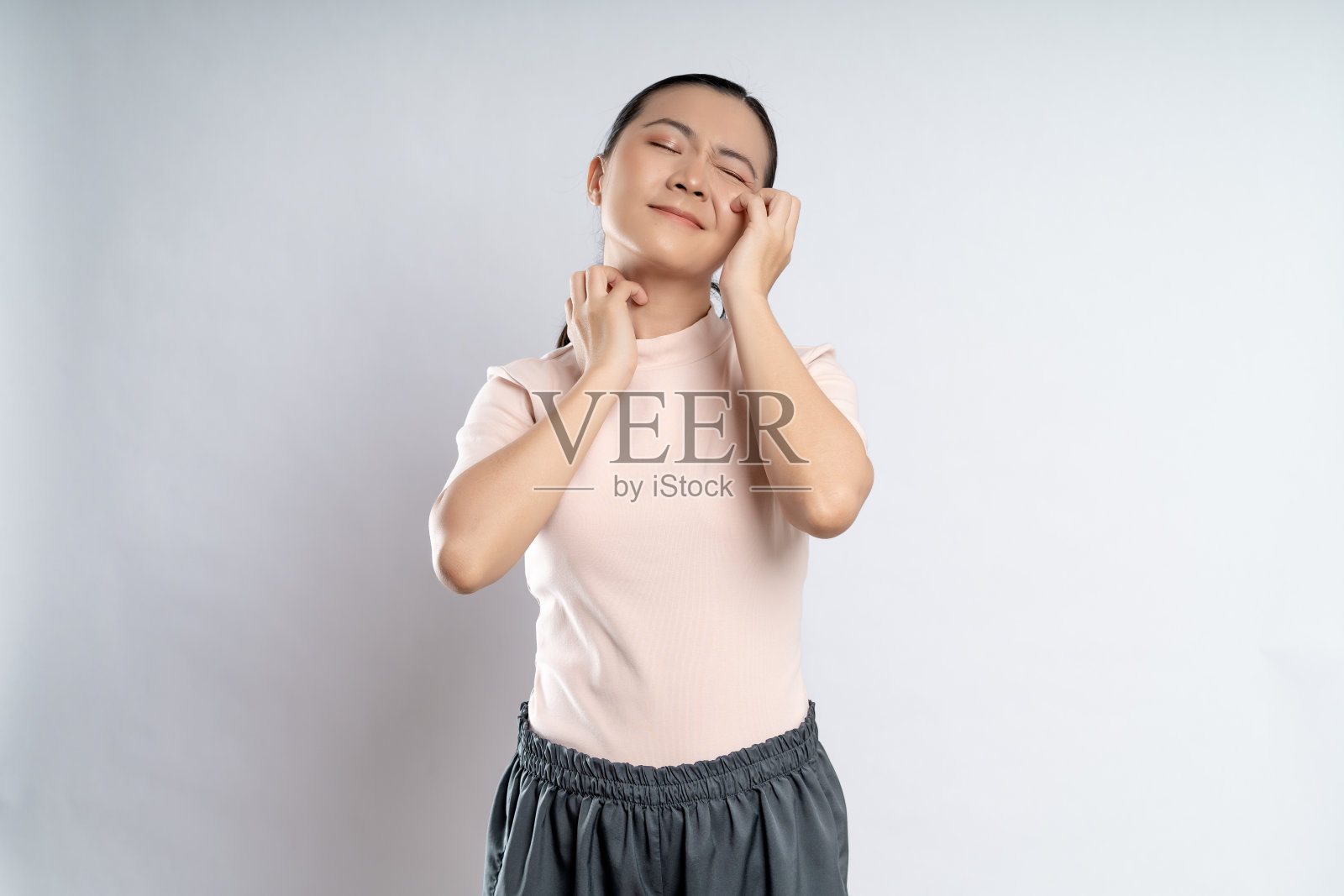 亚洲妇女生病刺激痒她的皮肤站在孤立的白色背景。照片摄影图片