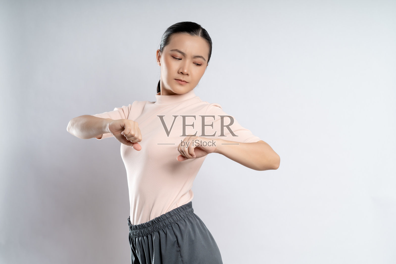 一名亚洲女性因身体疼痛孤立地站在白色背景上。照片摄影图片