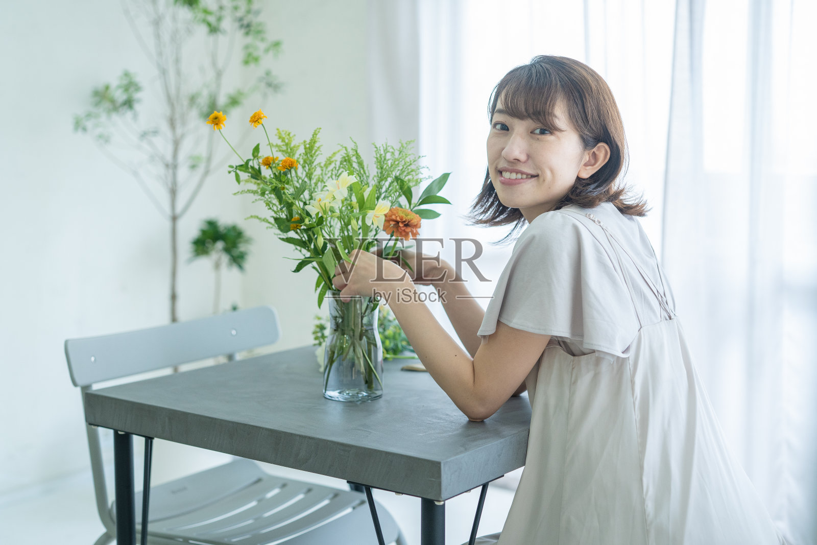 在家中插花的日本妇女照片摄影图片