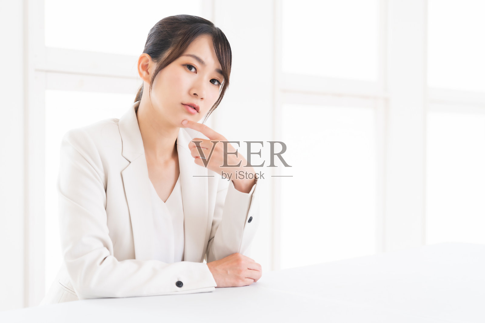 年轻迷人的亚洲女商人，想想照片摄影图片