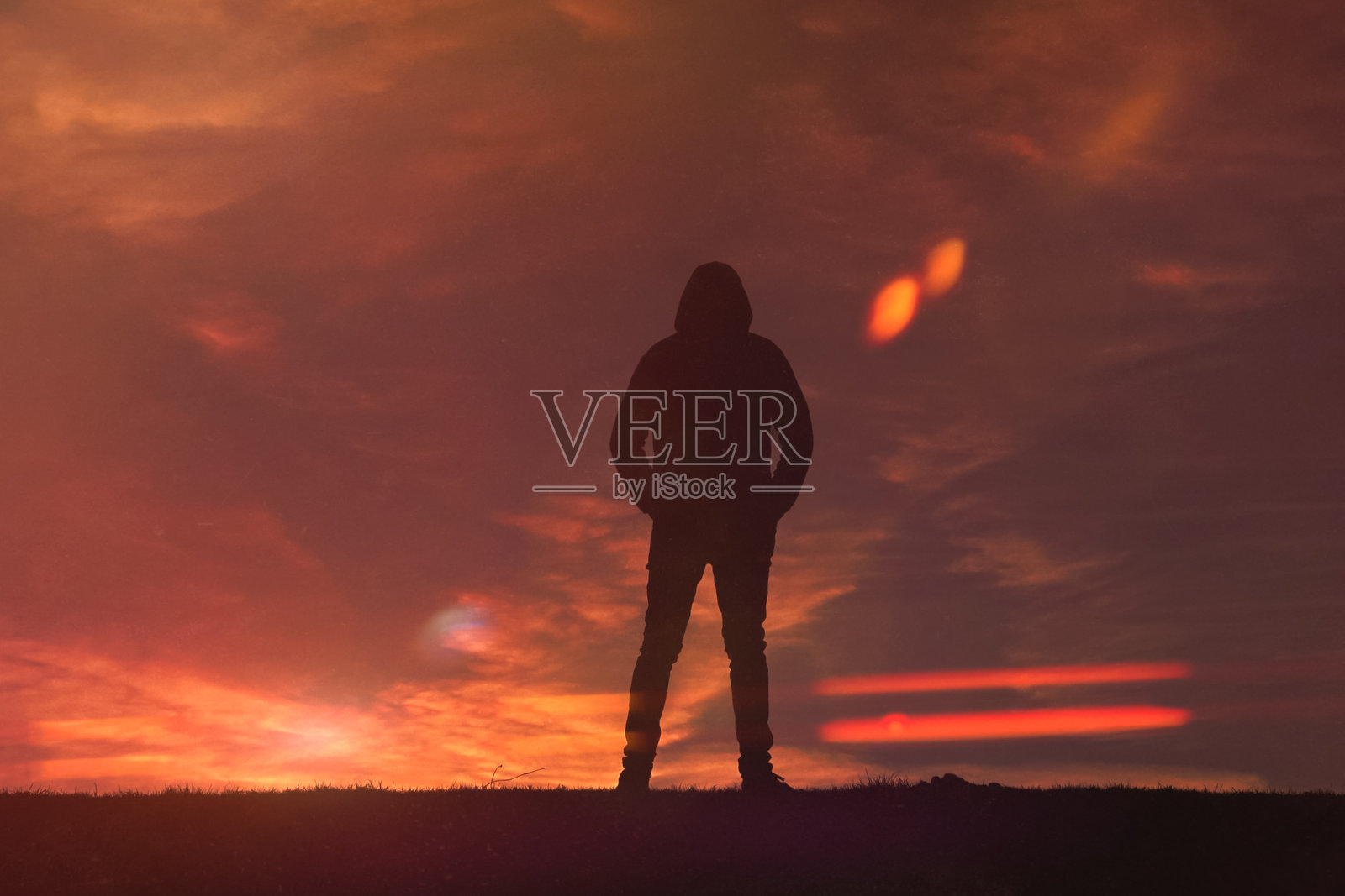 西班牙巴斯克地区毕尔巴鄂，一名男子在美丽的日落背景下的山上徒步旅行照片摄影图片