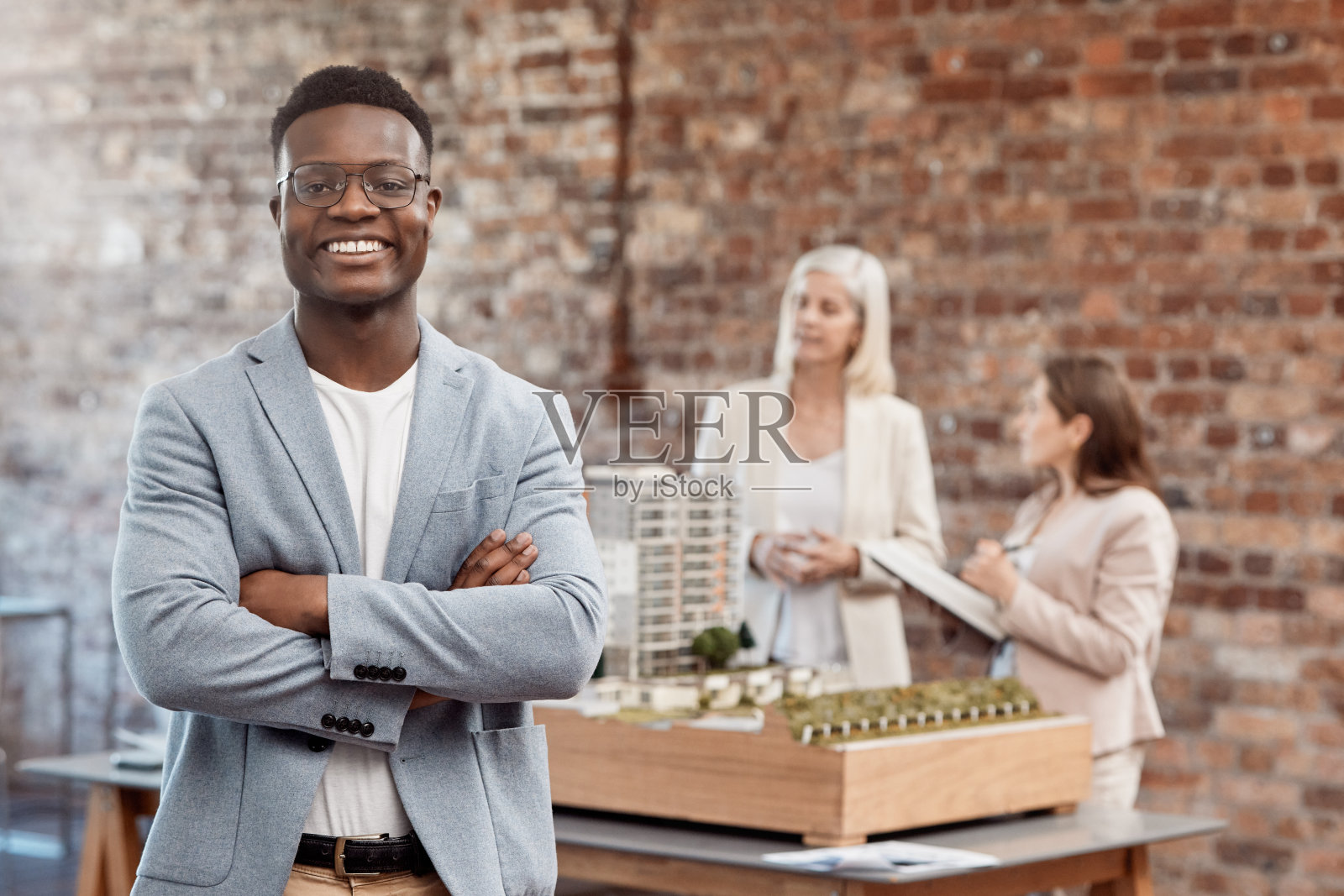 快乐，微笑和自信的经理站着双臂交叉在办公室工作。商人、首席执行官或领导，在初创公司双臂交叉，看起来兴高采烈、快乐和自豪照片摄影图片