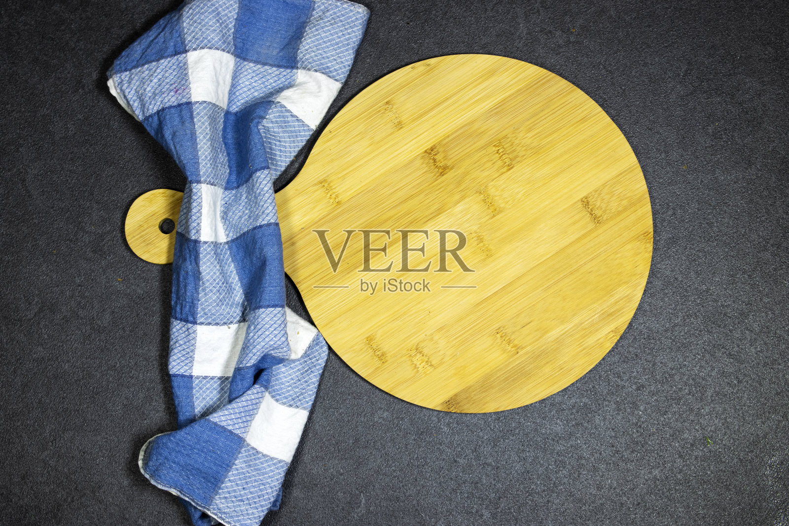 垃圾背景上的手工木制砧板照片摄影图片