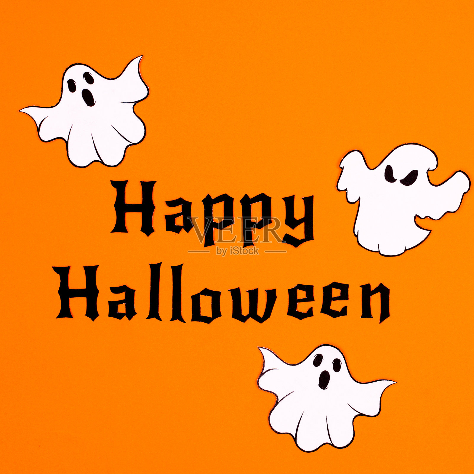快乐的万圣节背景与文字和令人毛骨悚然的鬼在橙色的背景。秋天的节日的概念。平躺照片摄影图片