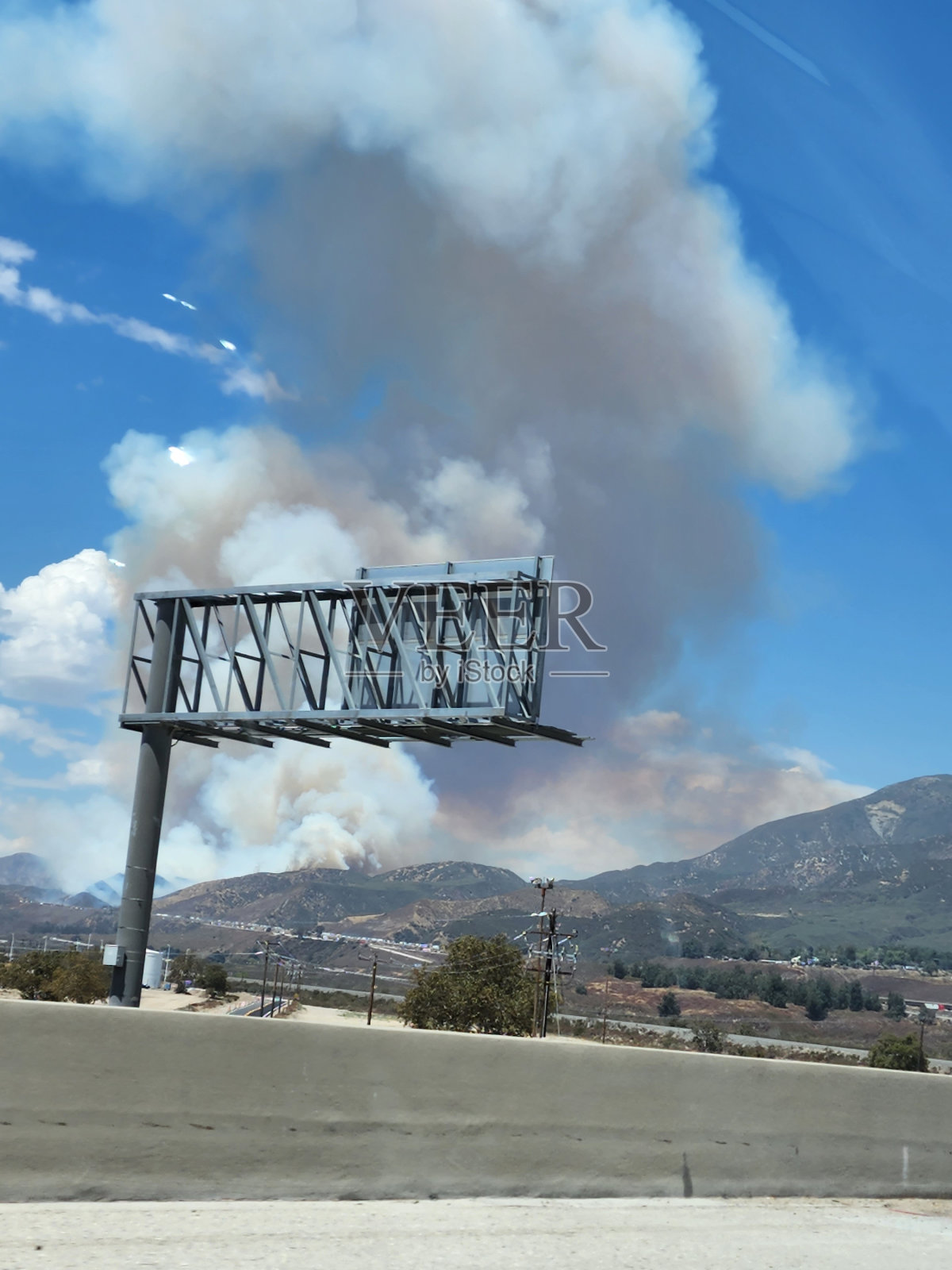 南加州维多维尔大火产生的浓烟照片摄影图片