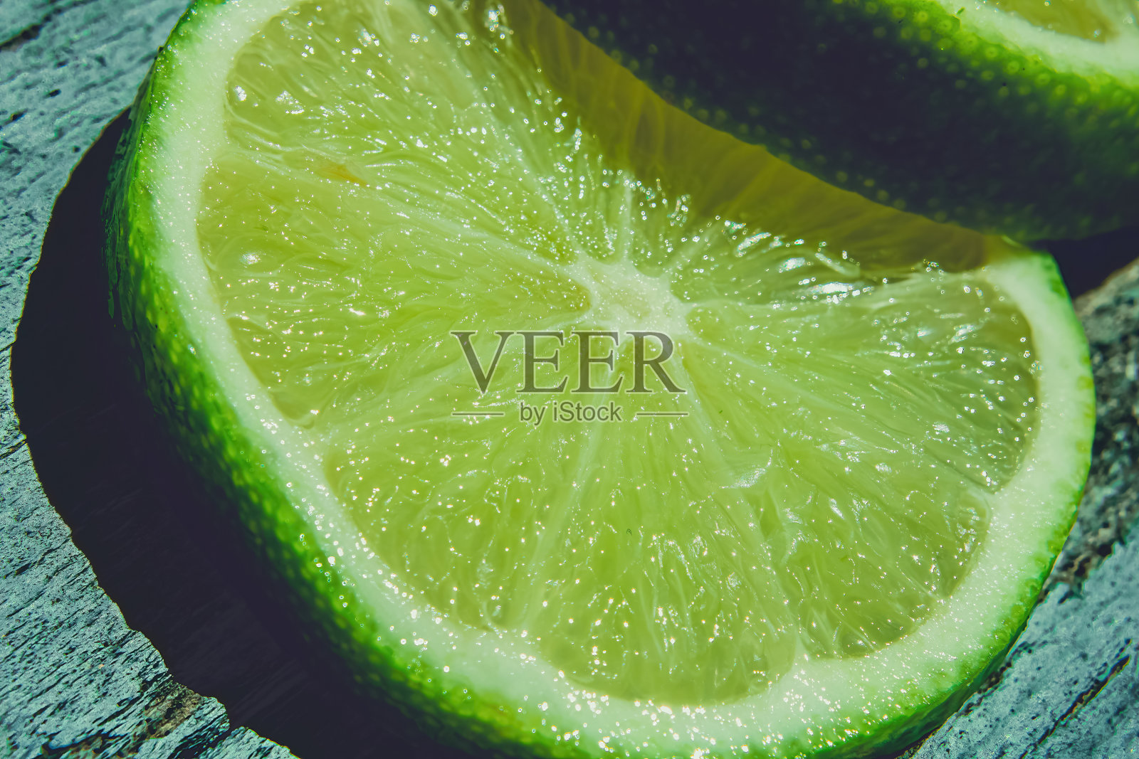 蓝甲板上一对切好的酸橙照片摄影图片