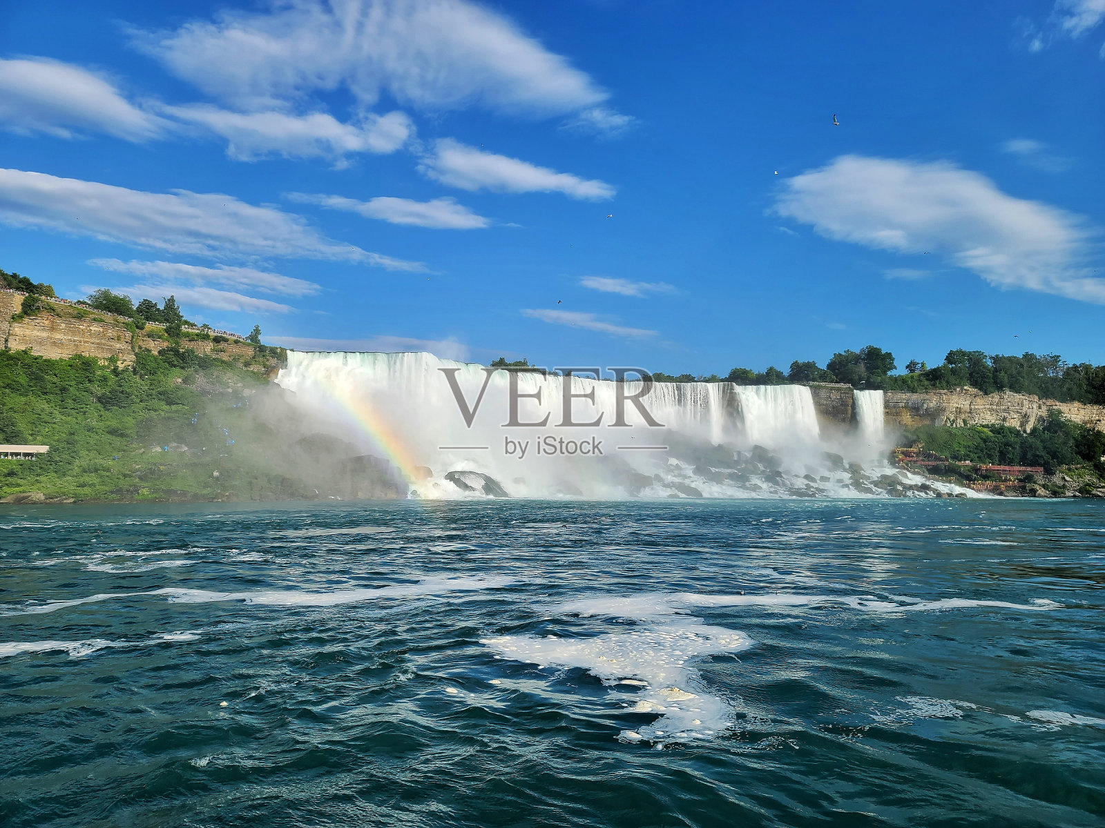 加拿大安大略省雄伟的尼亚加拉大瀑布的景观，在阴天有一个小彩虹照片摄影图片