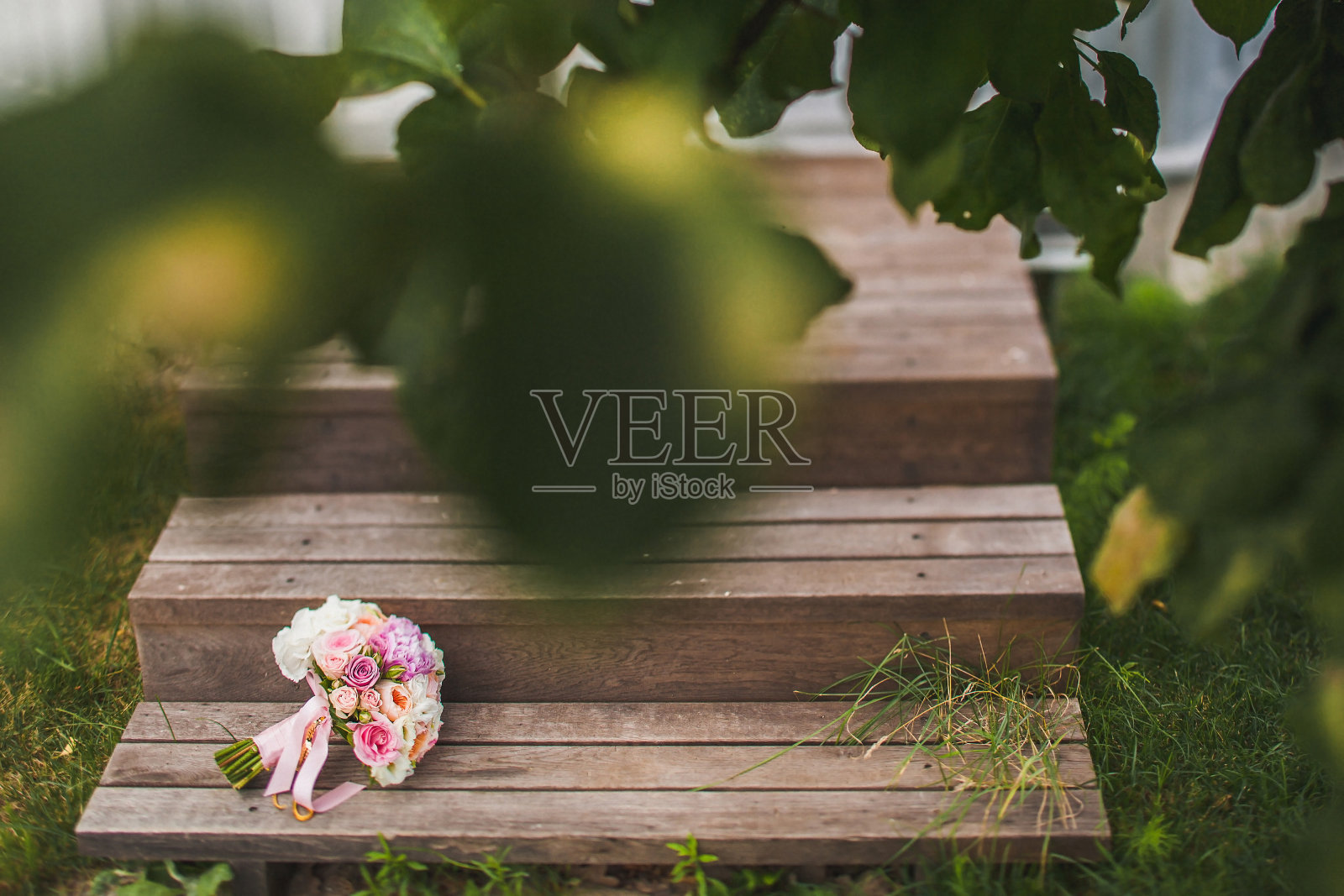 五颜六色的婚礼花束放在木制台阶上照片摄影图片