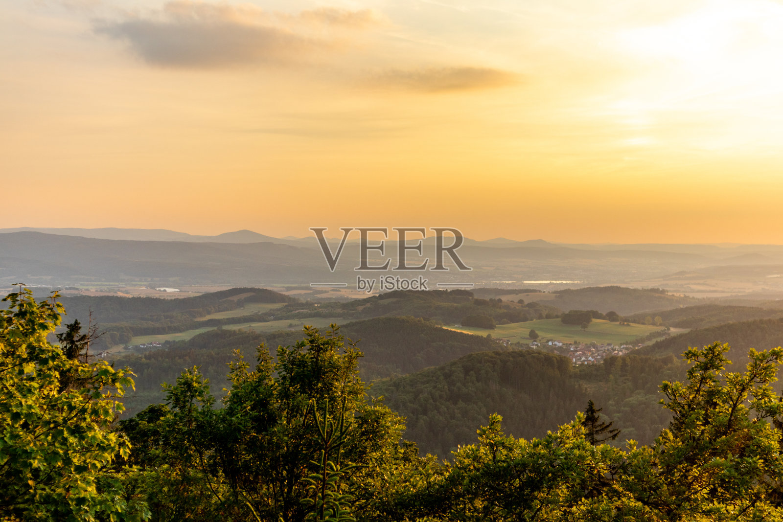 夏季探索之旅，途经布罗特罗德附近的图林根森林照片摄影图片
