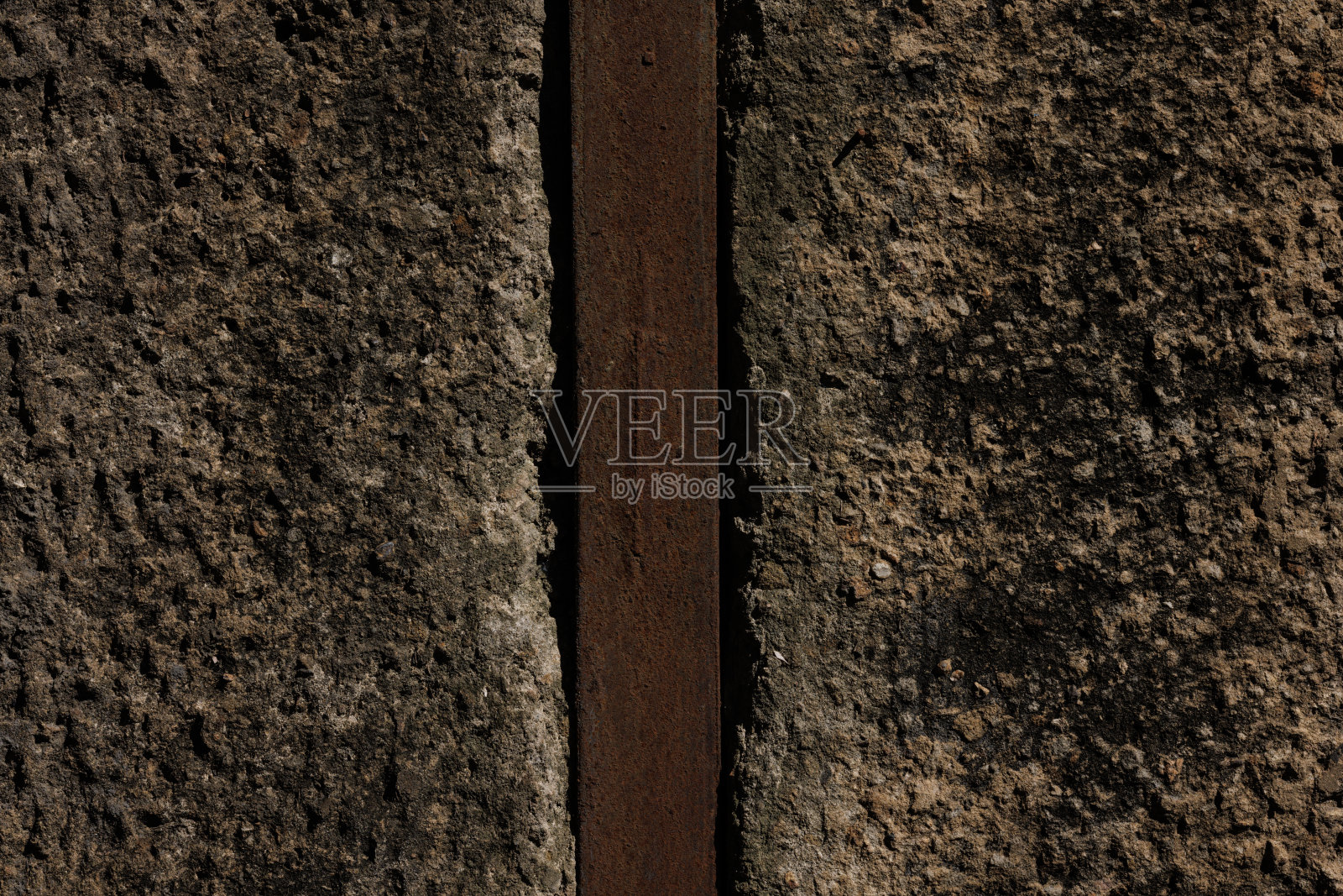 岩石墙上的金属管照片摄影图片