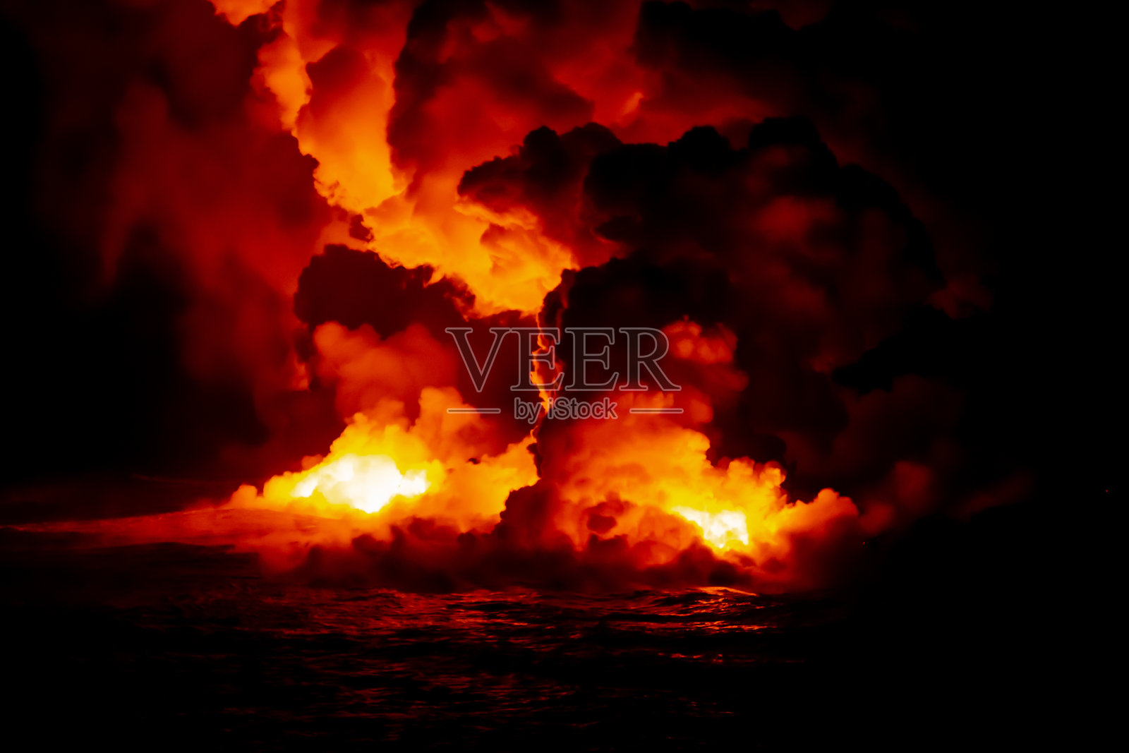 熔岩流入海洋，创造了一个人的脸，看起来像上帝的火，夏威夷大岛火山国家公园照片摄影图片