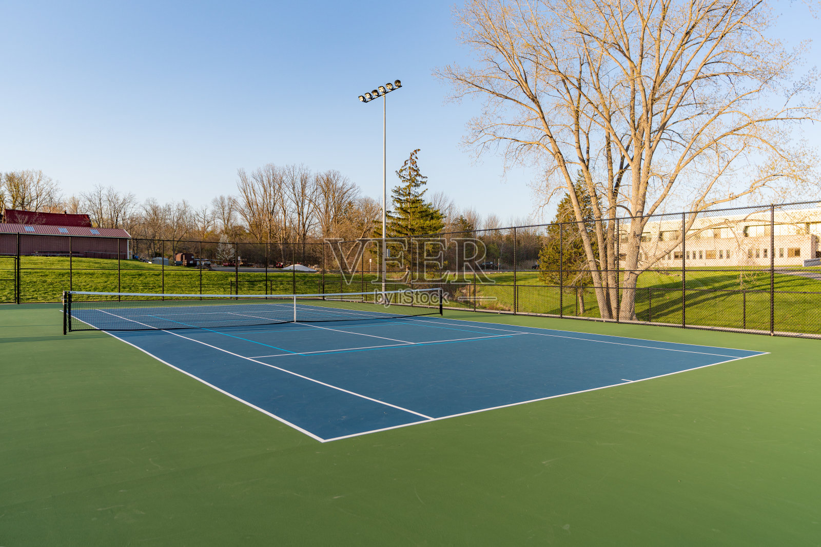 特写照片的蓝色网球场与皮克球线。照片摄影图片
