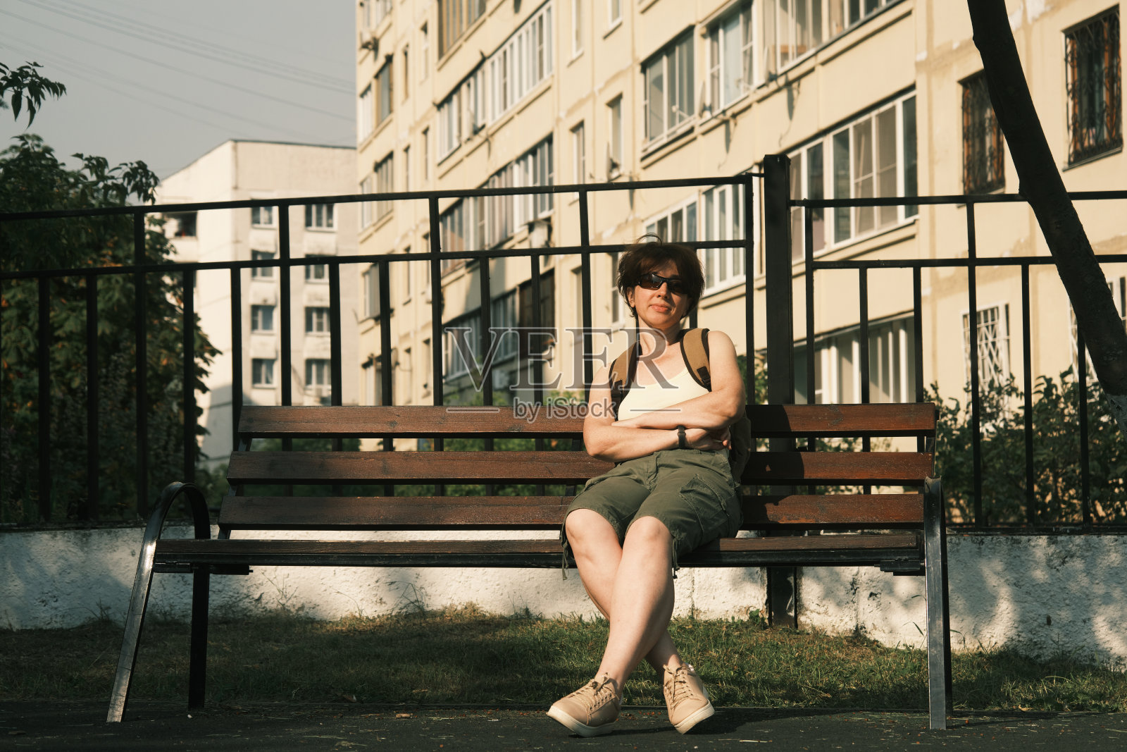 活跃成熟的女人坐在长椅上照片摄影图片