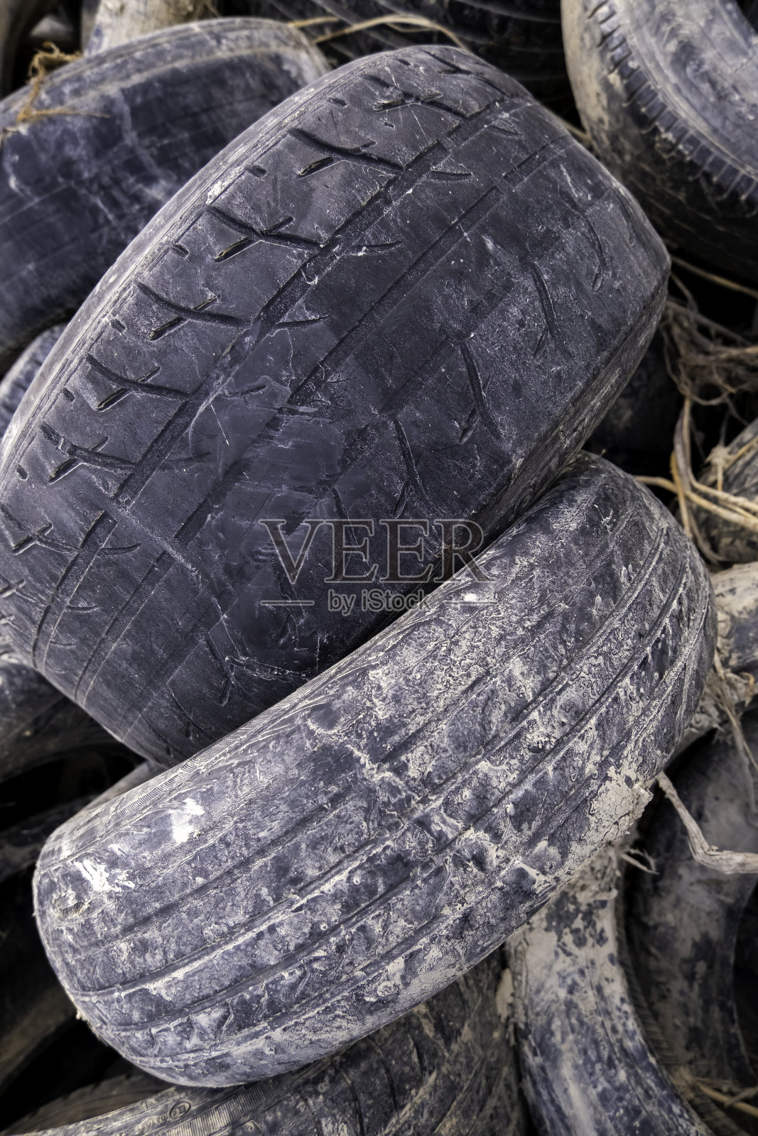 扔掉旧车轮照片摄影图片