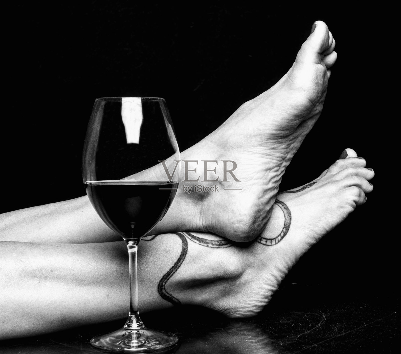 女人的脚和一杯酒照片摄影图片