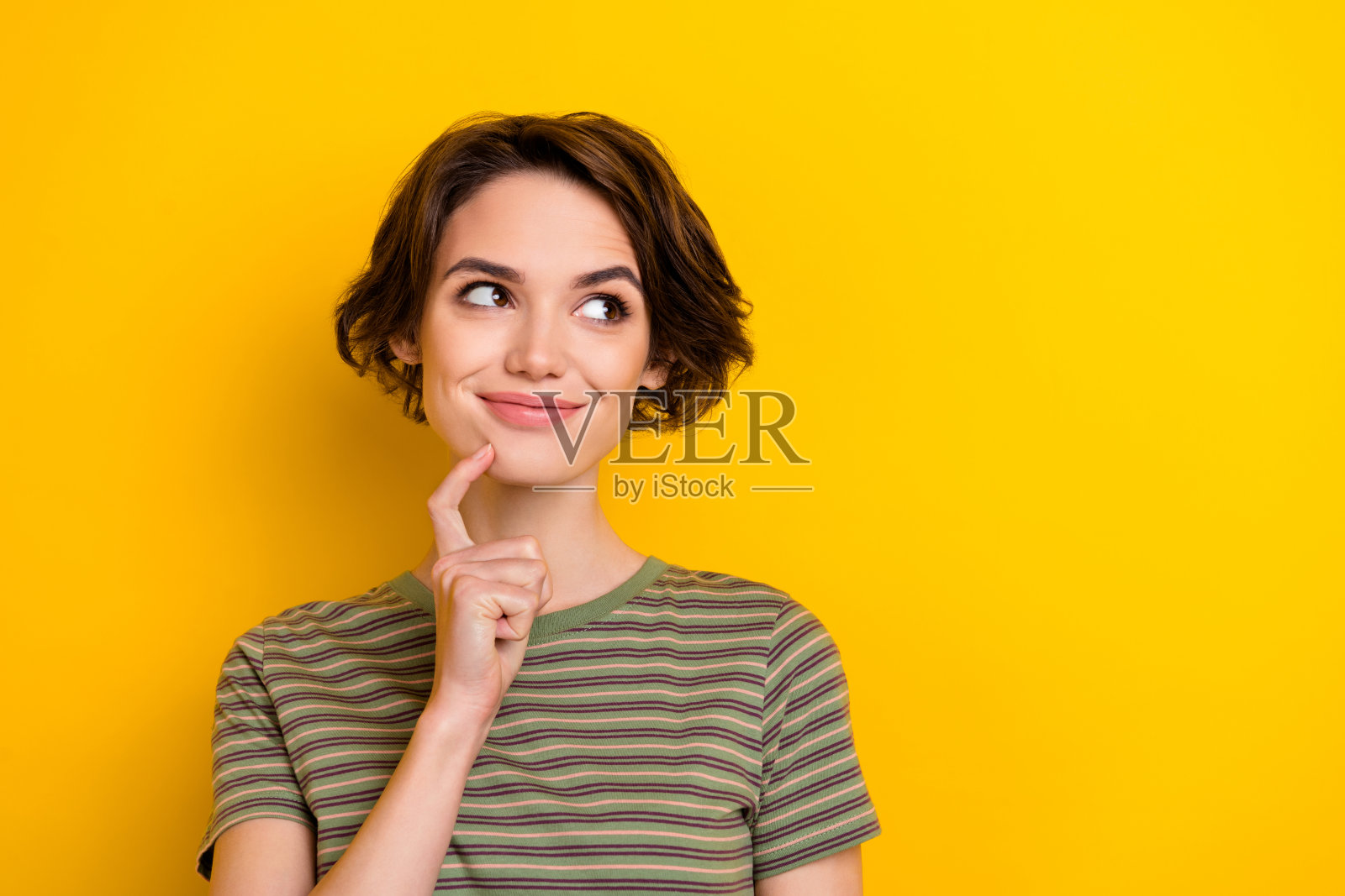 年轻有思想有吸引力的女孩的特写照片看空的空间使一些有趣的孤立在明亮的黄色背景照片摄影图片