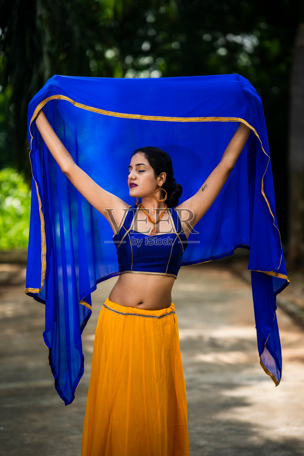 印度妇女穿传统的chaniya choli。照片摄影图片