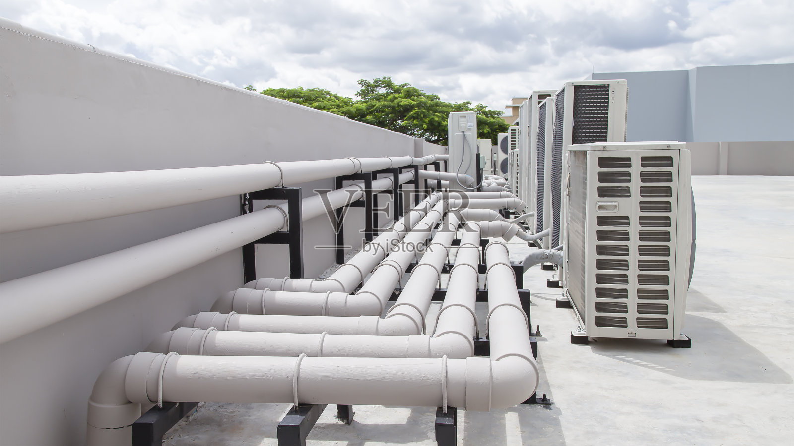 安装在工业建筑屋顶的空调(HVAC)。照片摄影图片