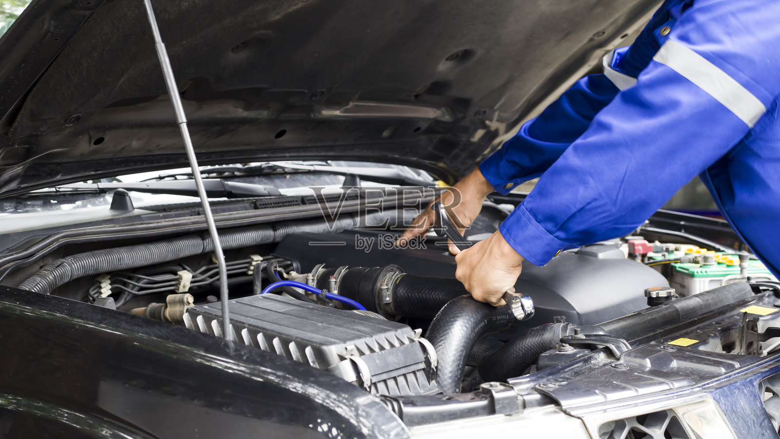 汽车机械师精通汽车发动机、汽车维修概念。照片摄影图片