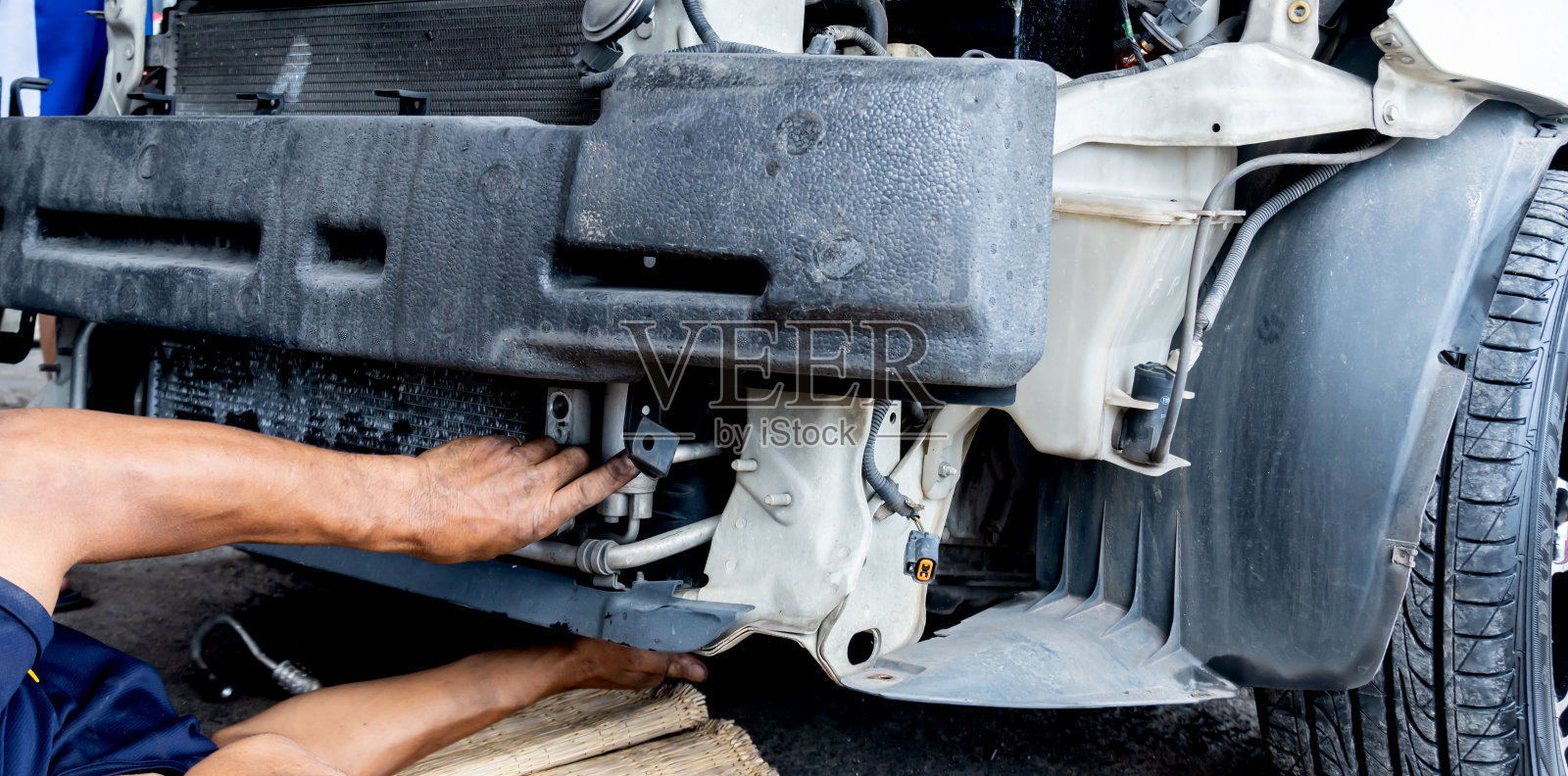 汽车保养及服务。汽车技师修理发动机。照片摄影图片