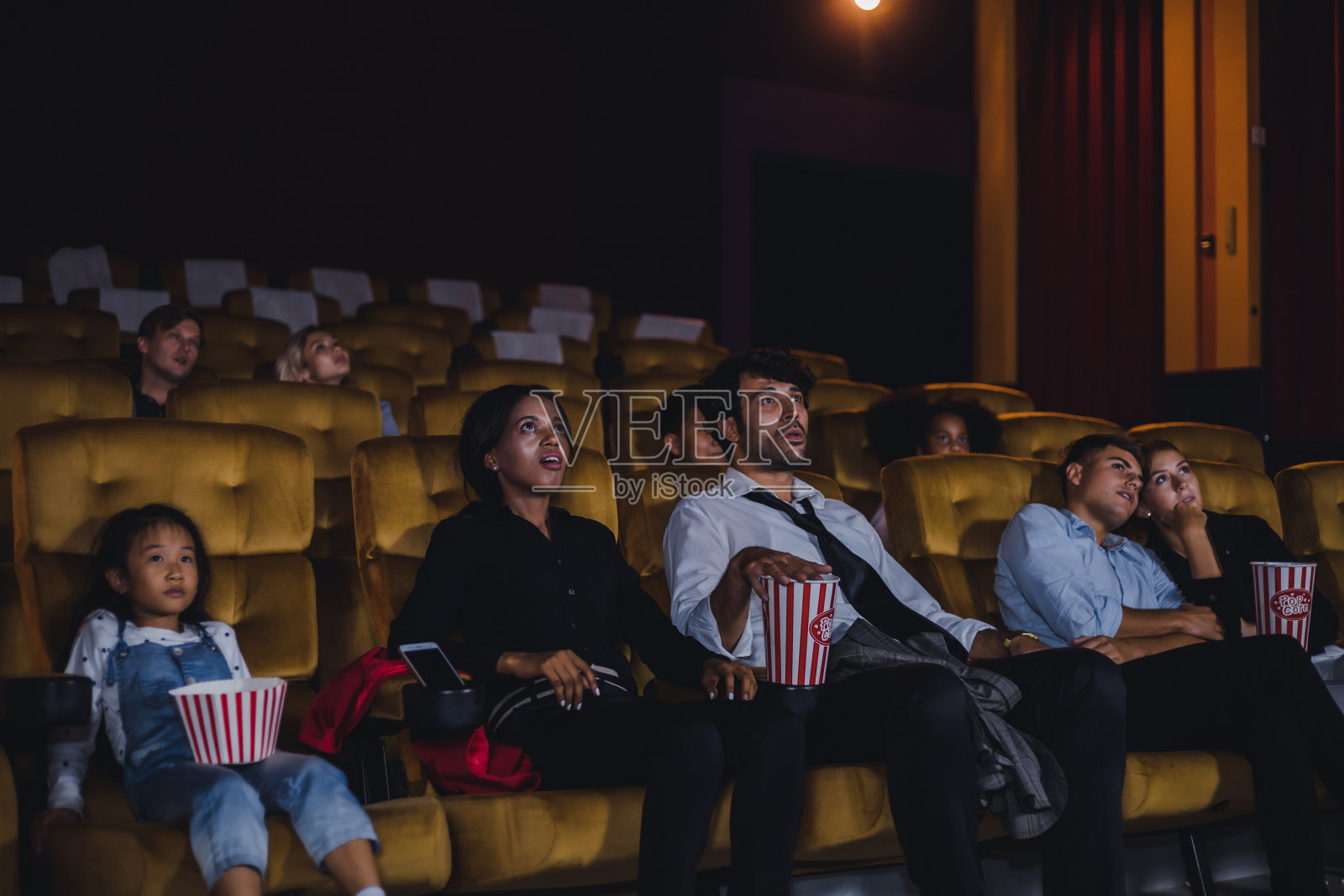 年轻人和成年人都在看电影。照片摄影图片