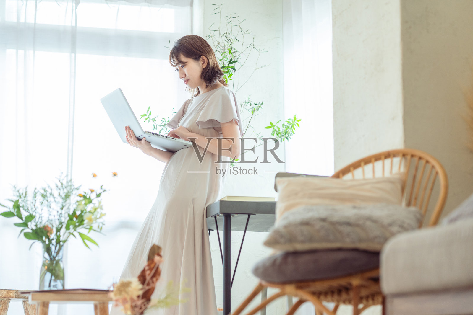 有电脑的日本女人照片摄影图片